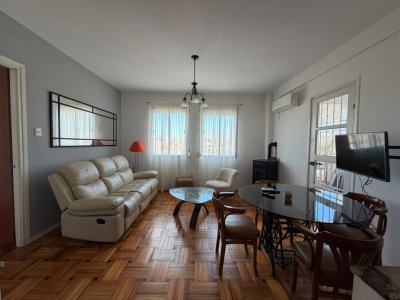 Alquiler apartamento 2 dormitorios con balcon, amoblado en la Comercial