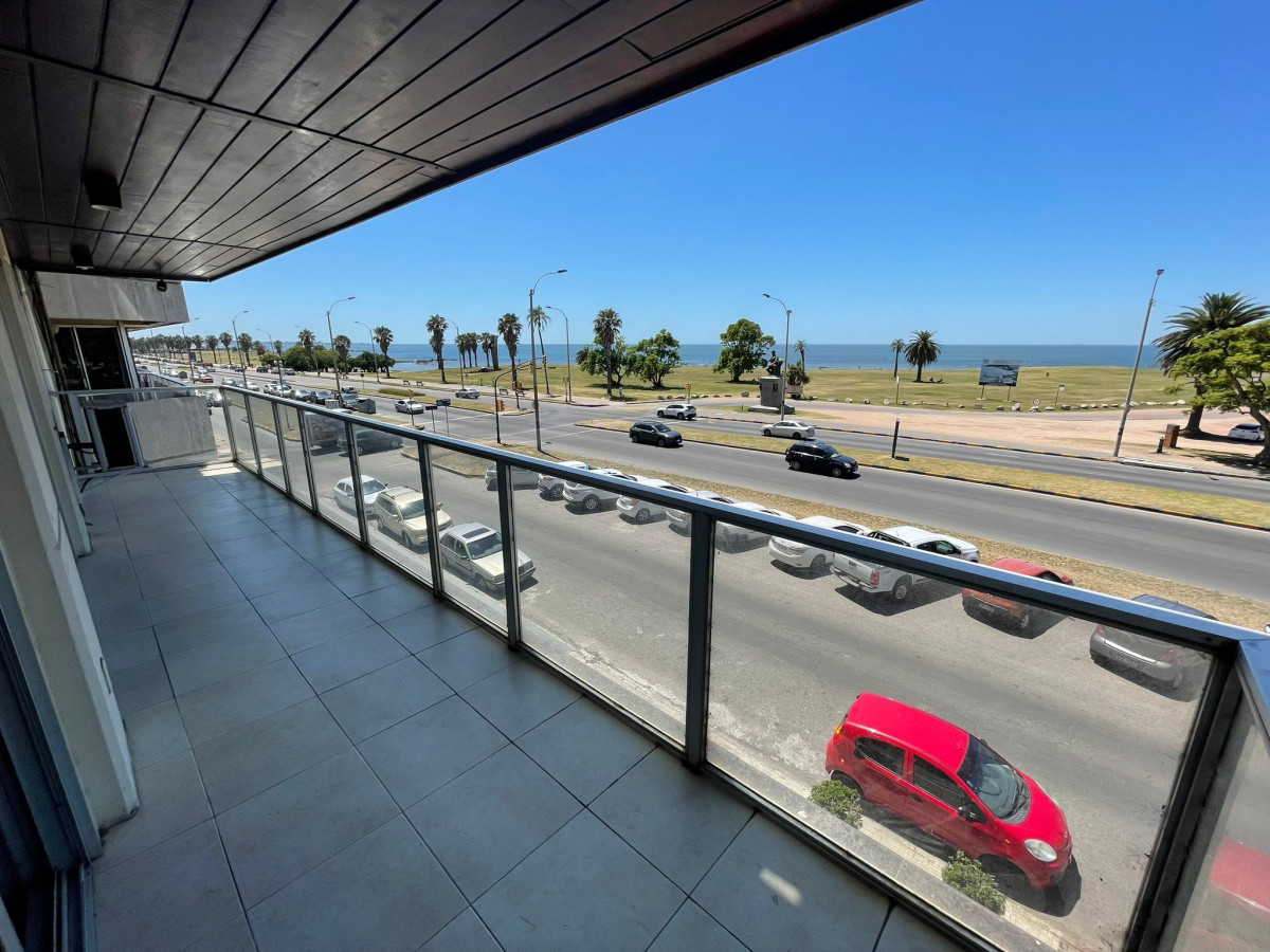 Venta Apartamento con renta, 3 Dormitorios y terraza frente al mar en Punta Carretas