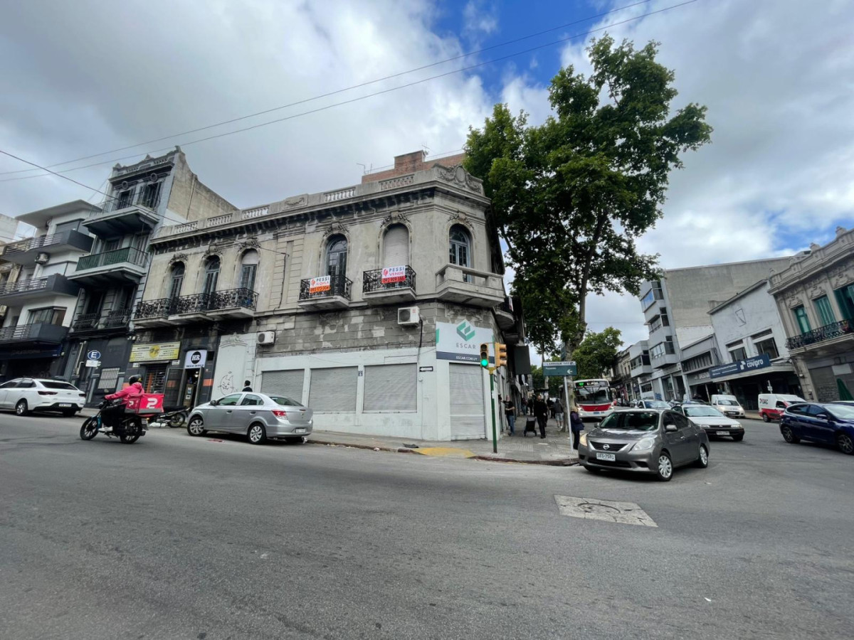 Venta padron unico, casa de altos y 2 locales en Centro