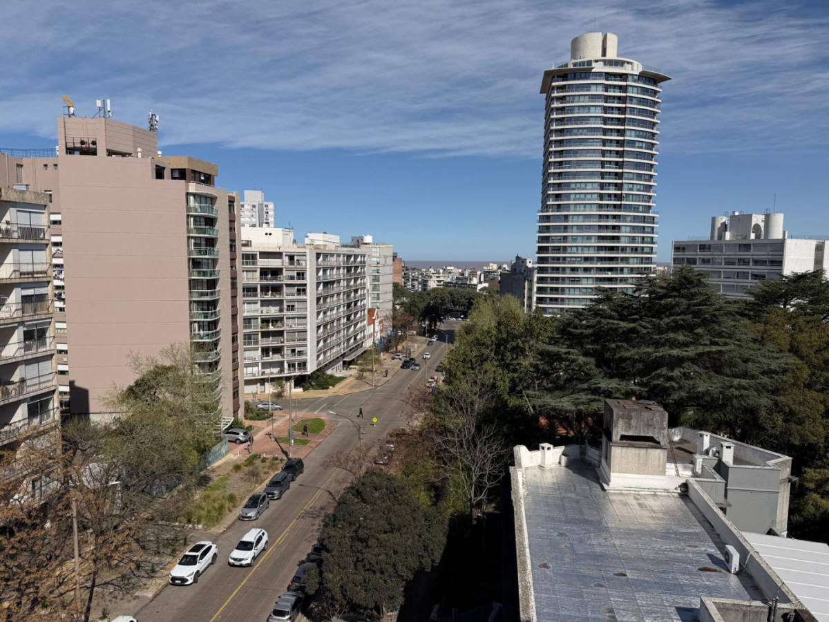 Venta apartamento 3 dormitorios, servicio y garage en Pocitos