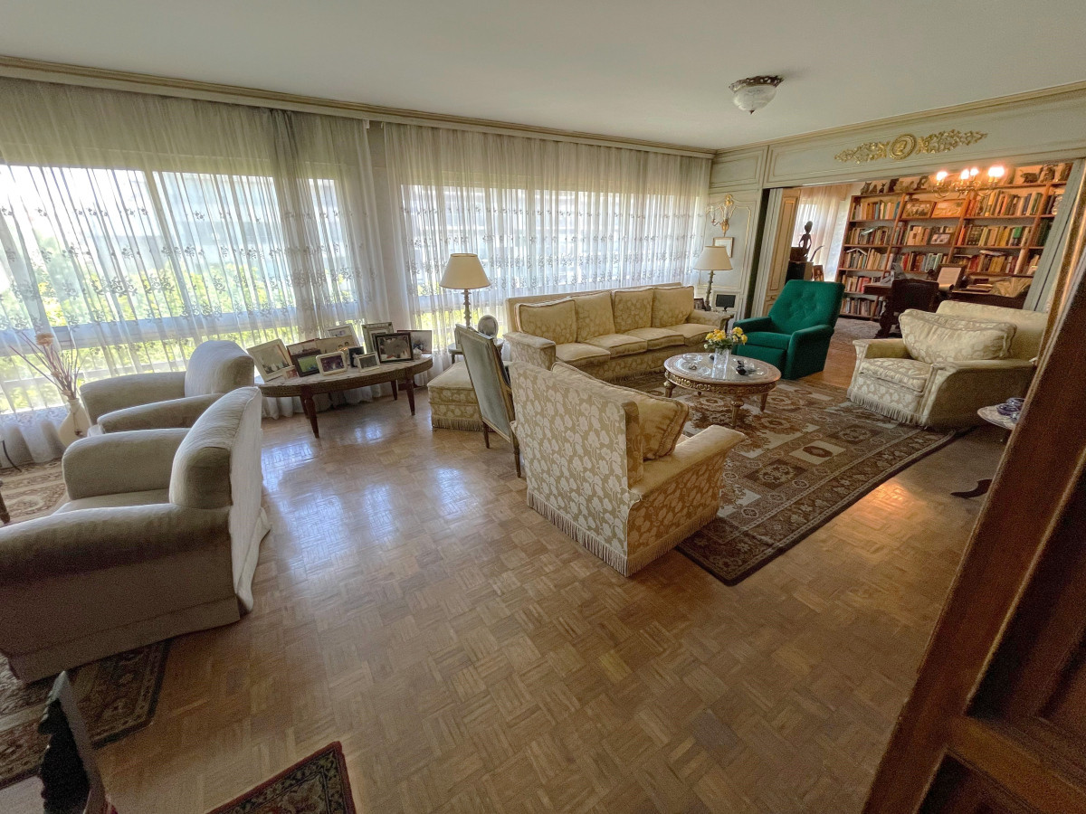 Venta apartamento 4 dormitorios y garage en Pocitos