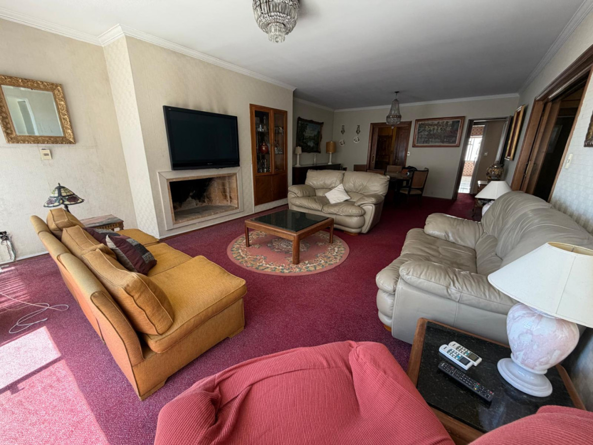 Venta apartamento 3 dormitorios y servicio con garaje doble y vista a la rambla