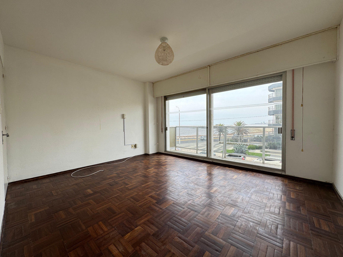 Venta apartamento 2 dormitorios con vista a la rambla y garage en Malvin 