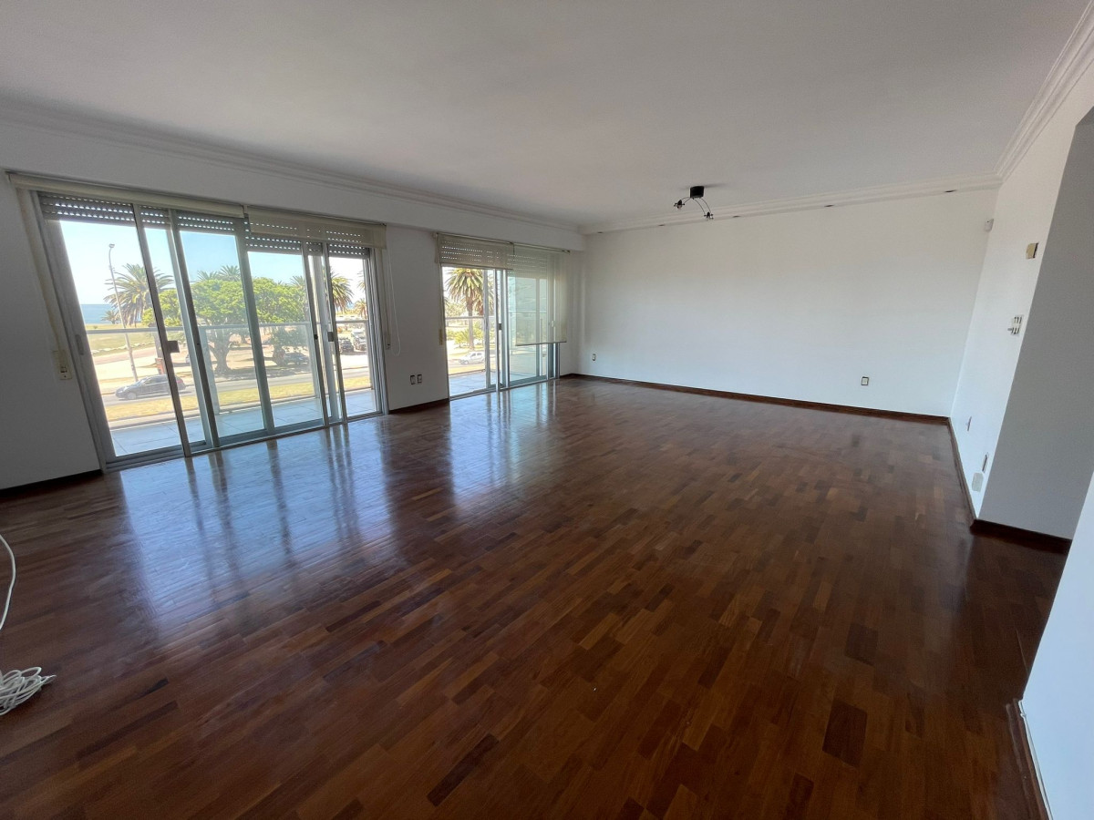 Venta Apartamento 3 Dormitorios y terraza frente al mar en Punta Carretas
