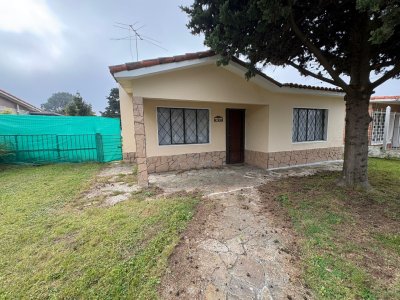 Venta casa 2 dormitorios con muy buen terreno en Lagomar