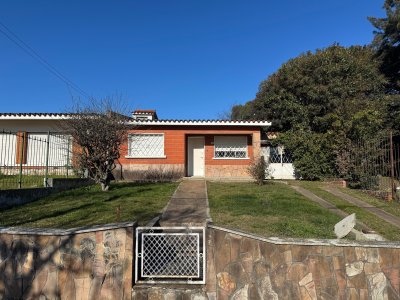 Venta casa de 2 dormitorios con garage y gran terreno en Sayago