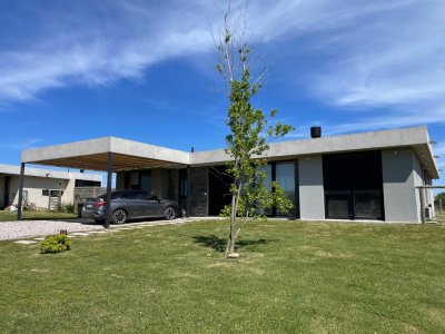 Venta casa 4 dormitorios, 3 baños y piscina en La Juana