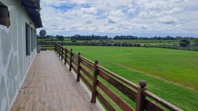 Venta chacra de 5,2 hectáreas con infreastructura deportiva y edificaciones en Paso de la Arena