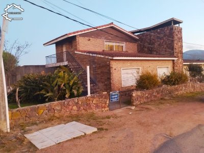 Se vende casa de gran porte, ubicada en la entrada de la ciudad de Pan de Azúcar, Departamento de Maldonado. 