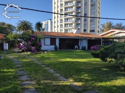Se vende hermosa casa, excelente ubicación, en la ciudad de Maldonado, calle Fco.Acuña de Figueroa y Antonio Méndez. 
