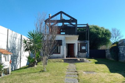 CASA CENTRICA CON PLANTA ALTA PARA TERMINAR