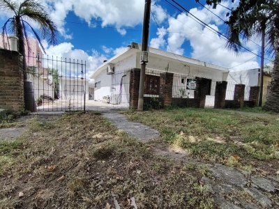 Se vende casa de 2 dormitorios en San Carlos, con apartamento al fondo.