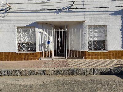 CASA EN VENTA A MEDIA CUADRA DE LA PLAZA - PAN DE AZUCAR