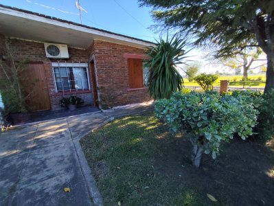 En venta hermosa casa en Gregorio Aznarez, vista a las Sierras 
