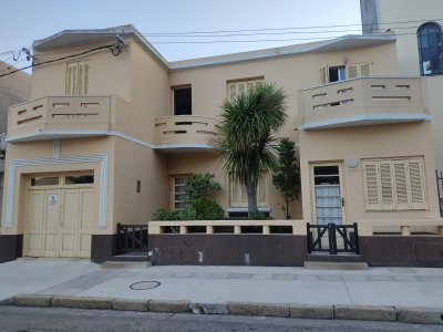 SE VENDE en pleno centro de la ciudad de Pan de Azúcar, frente a la plaza.