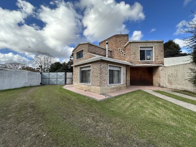 Chalet en Lezica, 3 dormitorios, 2 baños, garaje, parrillero techado! Apta Banco