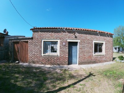 Casa en venta, 2 dormitorios, garaje, DUEÑO FINANCIA, entrega U$S 15.000