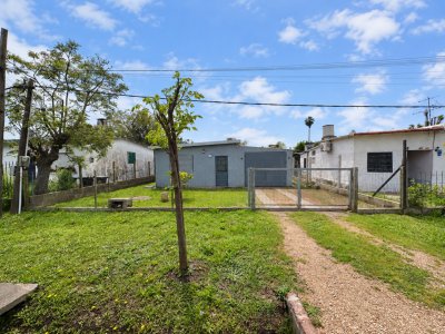 Vendo casa en Progreso, Villa Felicidad, 1 dorm, cocina, garaje barbacoa AH-3364