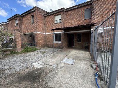Casa en dos niveles venta Progreso, 3 dormitorios, parrillero, estacionamiento, con renta