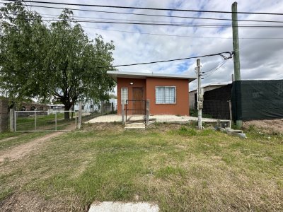 Alquiler en Progreso, casa de 1 dormitorio, galpón, alero para vehículo. 