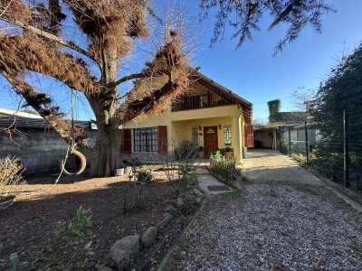 Casa en Progreso, en dos plantas, 3 dormitorios, 2 baños, amplio terreno! 