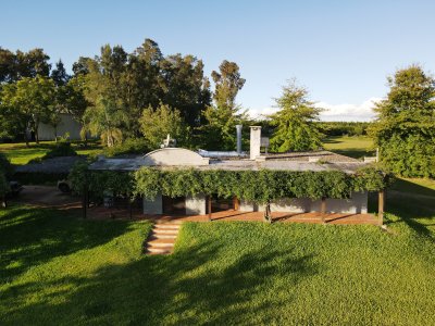 Chacra en Melilla, 3 has, hermoso casco, caballerizas, galpones, piscina