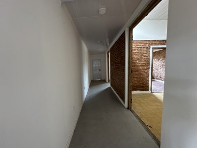 Local en Progreso, sobre Av. Artigas. Apto oficinas! 