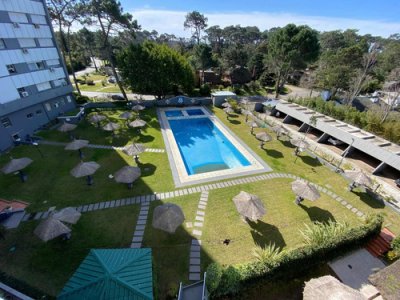 Venta apartamento 2 dormitorios y 2 baños con garaje en Av Roosevelt, Punta del Este. 