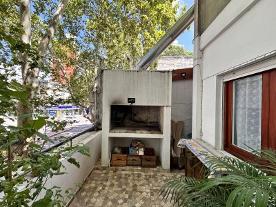 Venta Apartamento 2 Dormitorios con terraza parrillero y patio Pocitos Montevideo