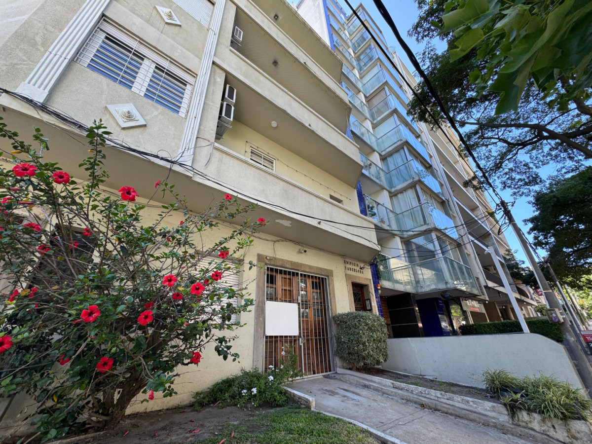 Alquiler Apartamento 2 Dormitorios, 1 Baño, Cocina Y Living. 2do Piso Por Escalera Pocitos Montevideo