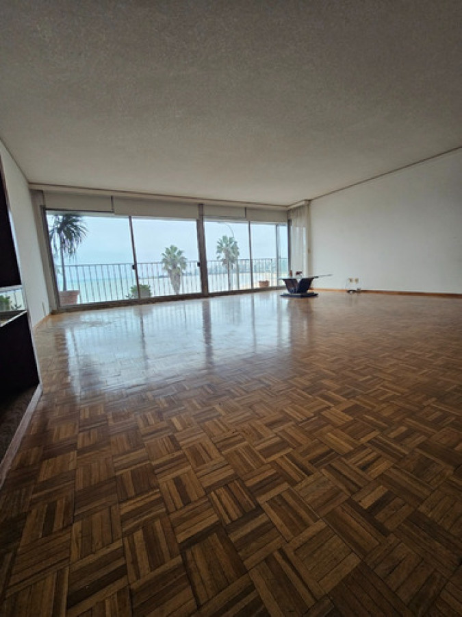 Apartamento en Alquiler Frente a la Rambla - Pocitos