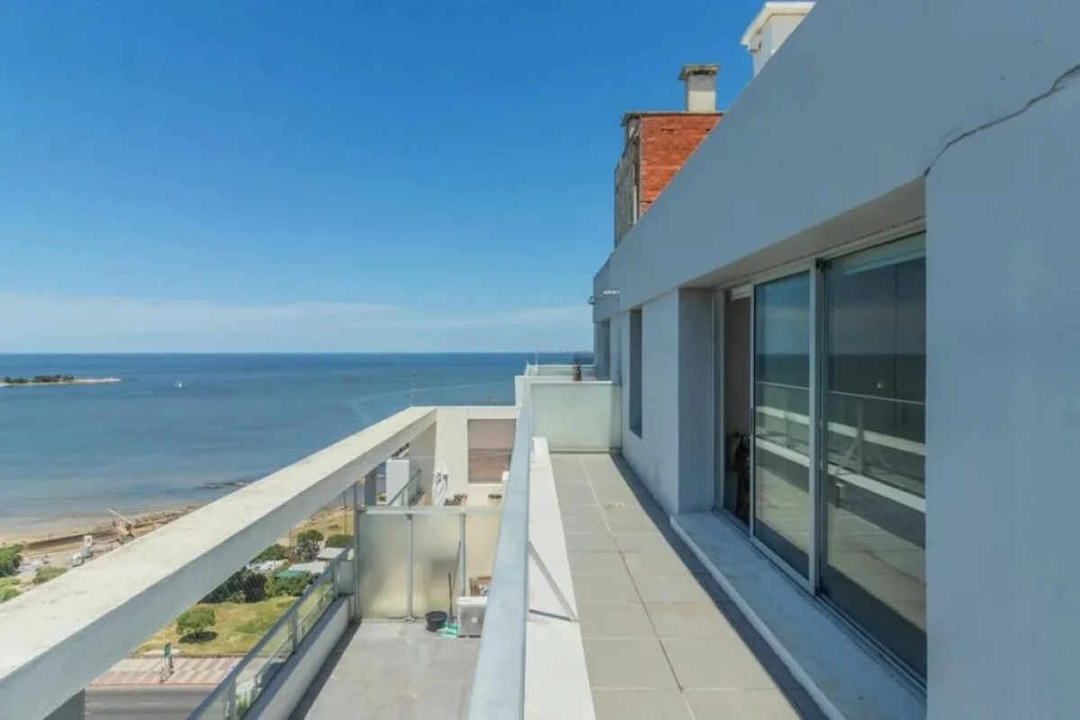 Alquiler Penthouse Duplex 2 Dormitorios, 2 Baños con Garage. Malvin, Montevideo