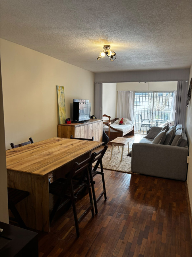 Alquiler Apartamento 1 Dormitorio y medio Amoblado, con Balcon y patio. Pocitos, Montevideo