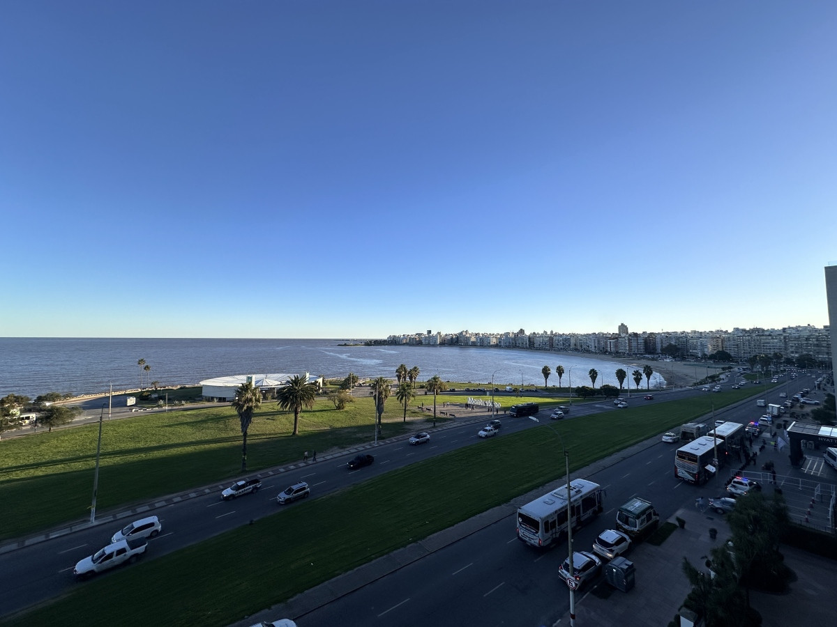 Venta Apartamento Frente a Rambla Kibon 3 Dormitorios + Servicio Garage Doble Vista a la Rambla Pocitos Montevideo