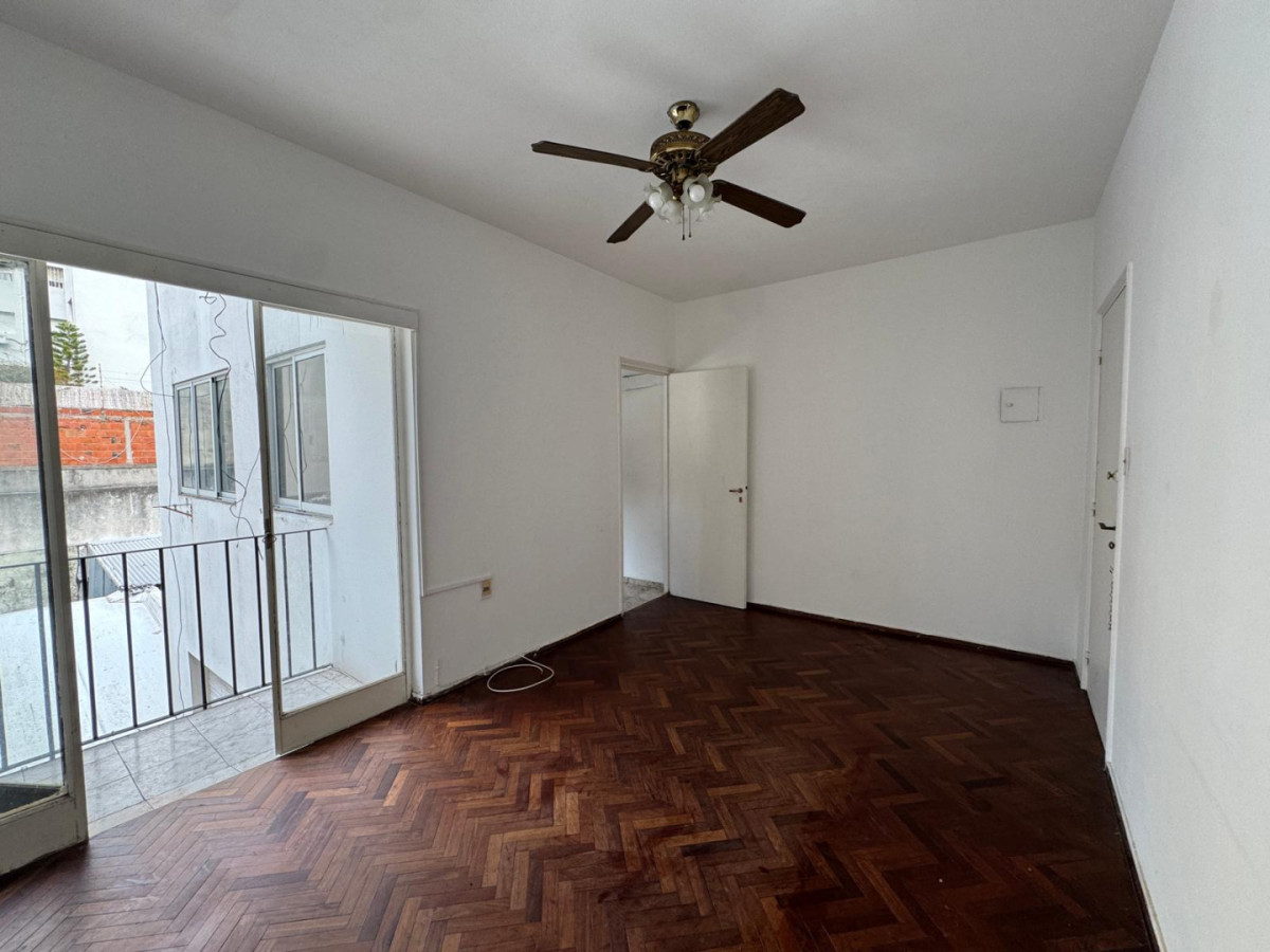DAlquiler Apartamento 1 Dormitorio Segundo Piso por Escalera Pocitos Montevideo