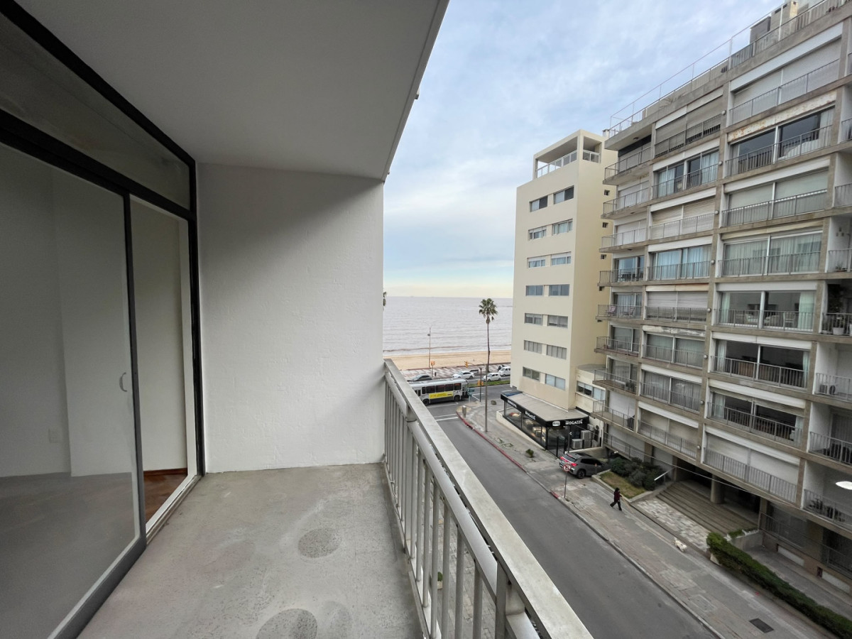 Alquiler Apartamento 3 Dormitorios mas servicio, 3 Baños con Garage. Pocitos, Montevideo