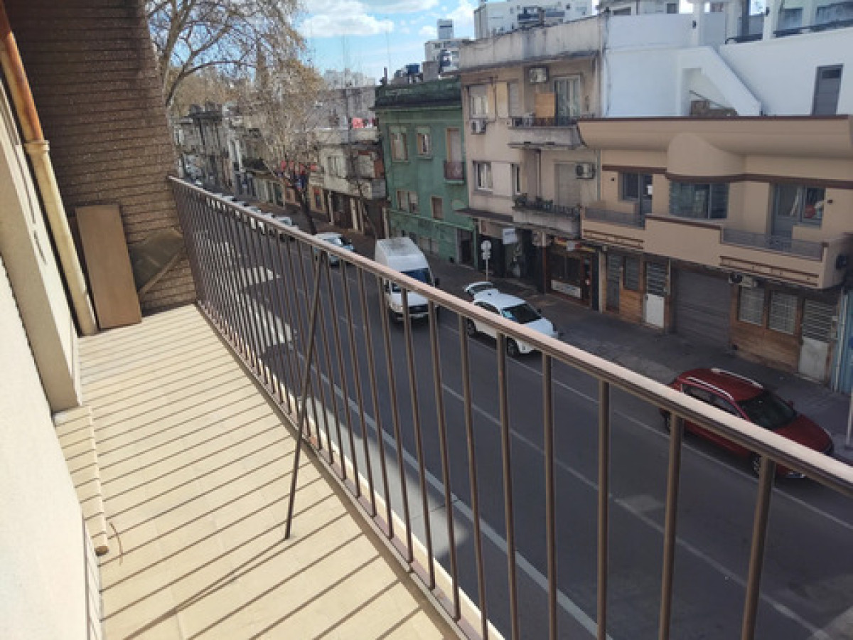 Alquiler Apartamento 2 Dormitorios con gran Balcón. Centro, Montevideo