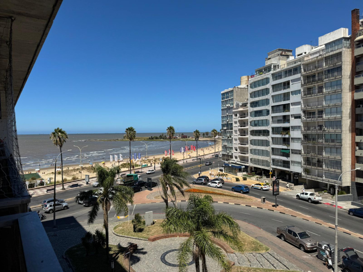 Alquiler Apartamento Monoambiente Con Balcon Piso Vista a la Rambla Pocitos Montevideo