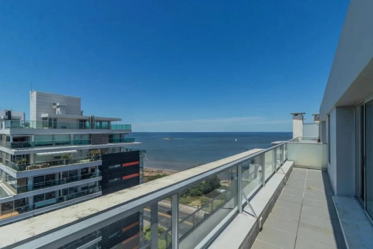 Alquiler Penthouse Duplex 2 Dormitorios, 2 Baños con Garage. Malvin, Montevideo