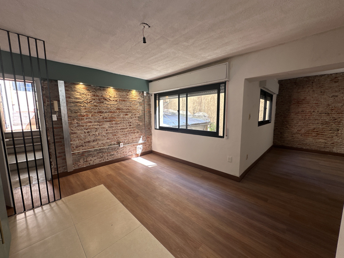 Alquiler Apartamento tipo casa 2 dormitorios con tarreza grande Sin gastos comunes Barrio Sur Montevideo