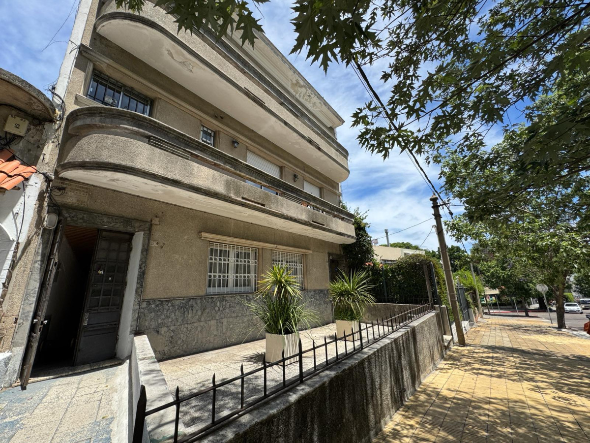 Venta Apartamento 2 Dormitorios 1 Baño Con Renta Primer Piso por Escalera Pocitos Montevideo