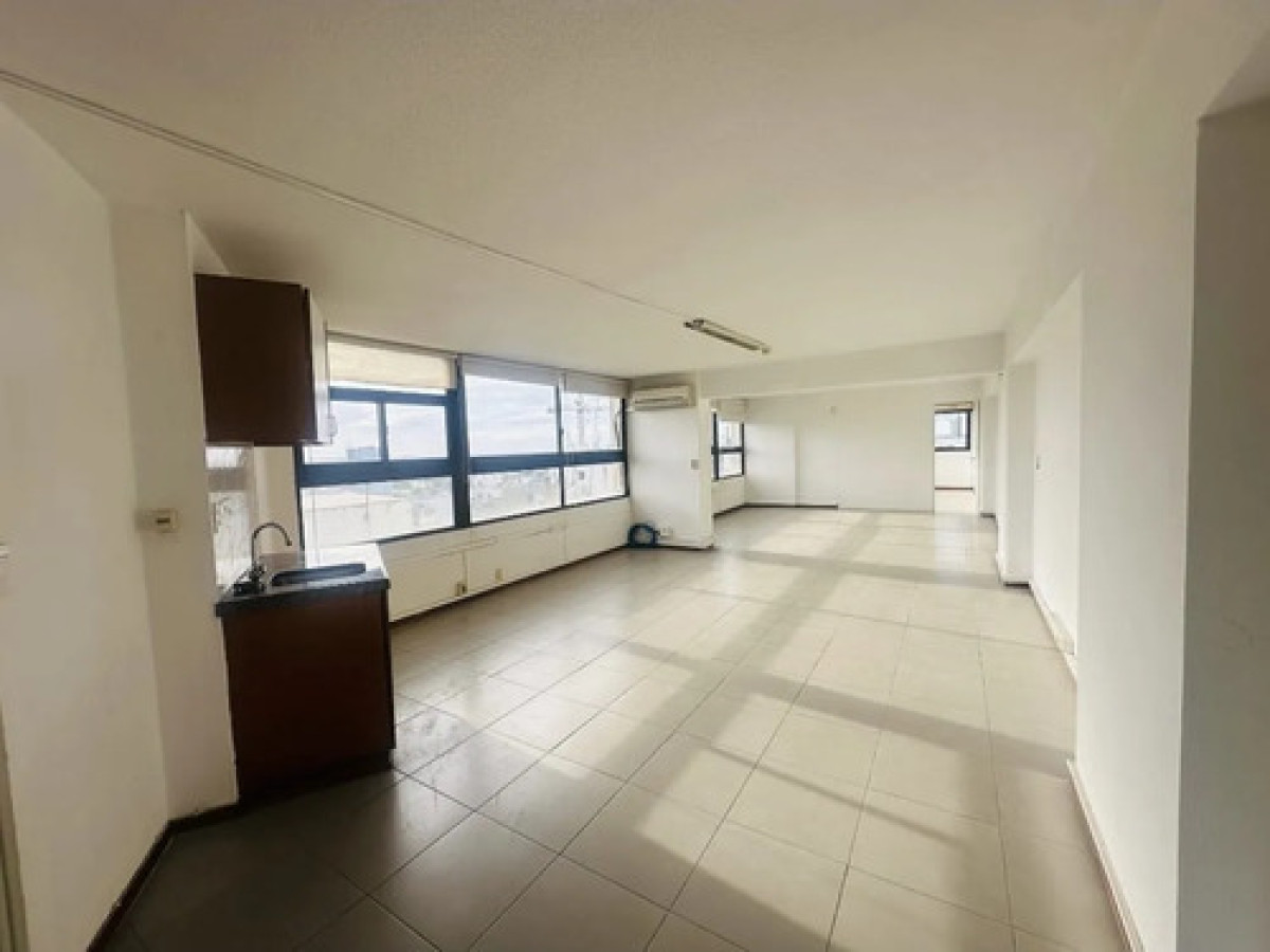 Alquiler Apartamento 1 Dormitorio, 2 Baños. Tres Cruces, Montevideo