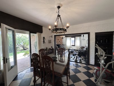 Casa En Venta 2 Plantas Unica Con Esta Construccion Equipada Terreno 950 m2 Mucha Seguridad Posibilidad de 2 Casas Piedras Blancas Montevideo