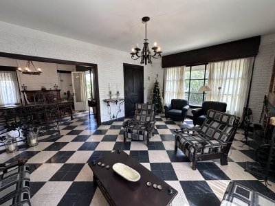 Venta Casa 2 Plantas Muy buena Construccion Equipada Gran Terreno Piedras Blancas Montevideo