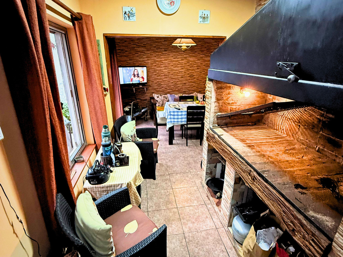 Venta Casa Solida Barbacoa Garage y 2 Apartamentos con Renta en Malvín Norte Montevideo