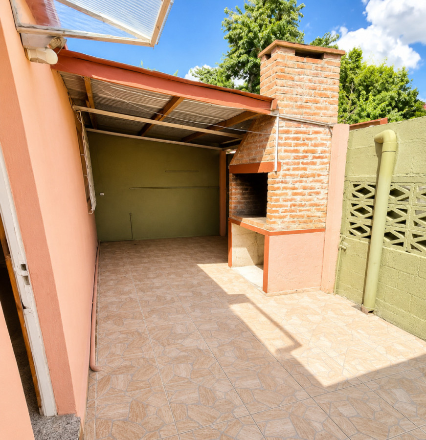 Alquiler Casa 2 Dormitorios Cocina Definida Living Amplio con Estufa a Leña Cochera Las Acacias Montevideo