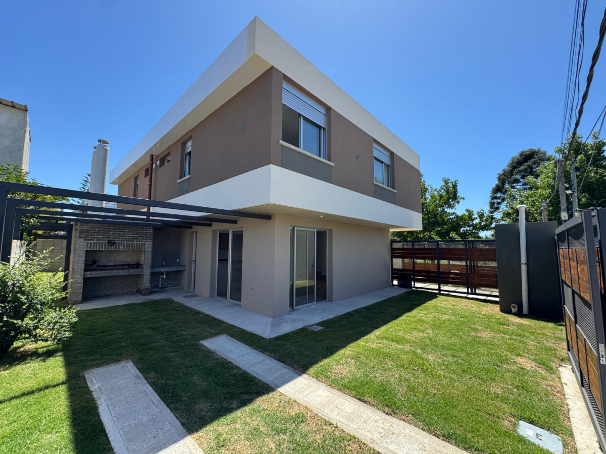 Venta Casa 3 Dormitorios en Ciudad de la Costa Cochera Doble Canelones Solymar Sur