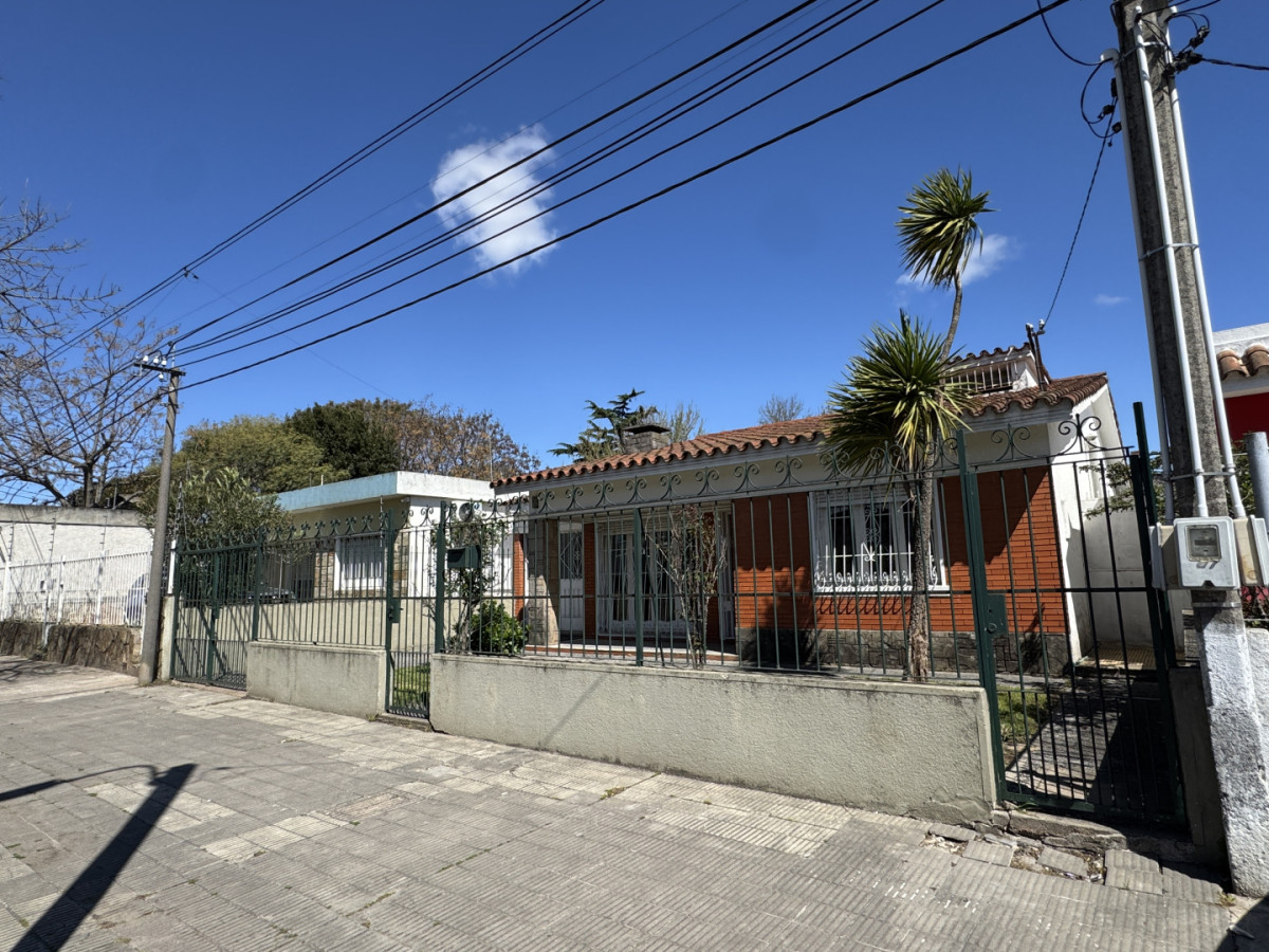 Venta Casa 4 Dormitorios Las Acacias, a una cuadra y media de Av. General Flores Montevideo