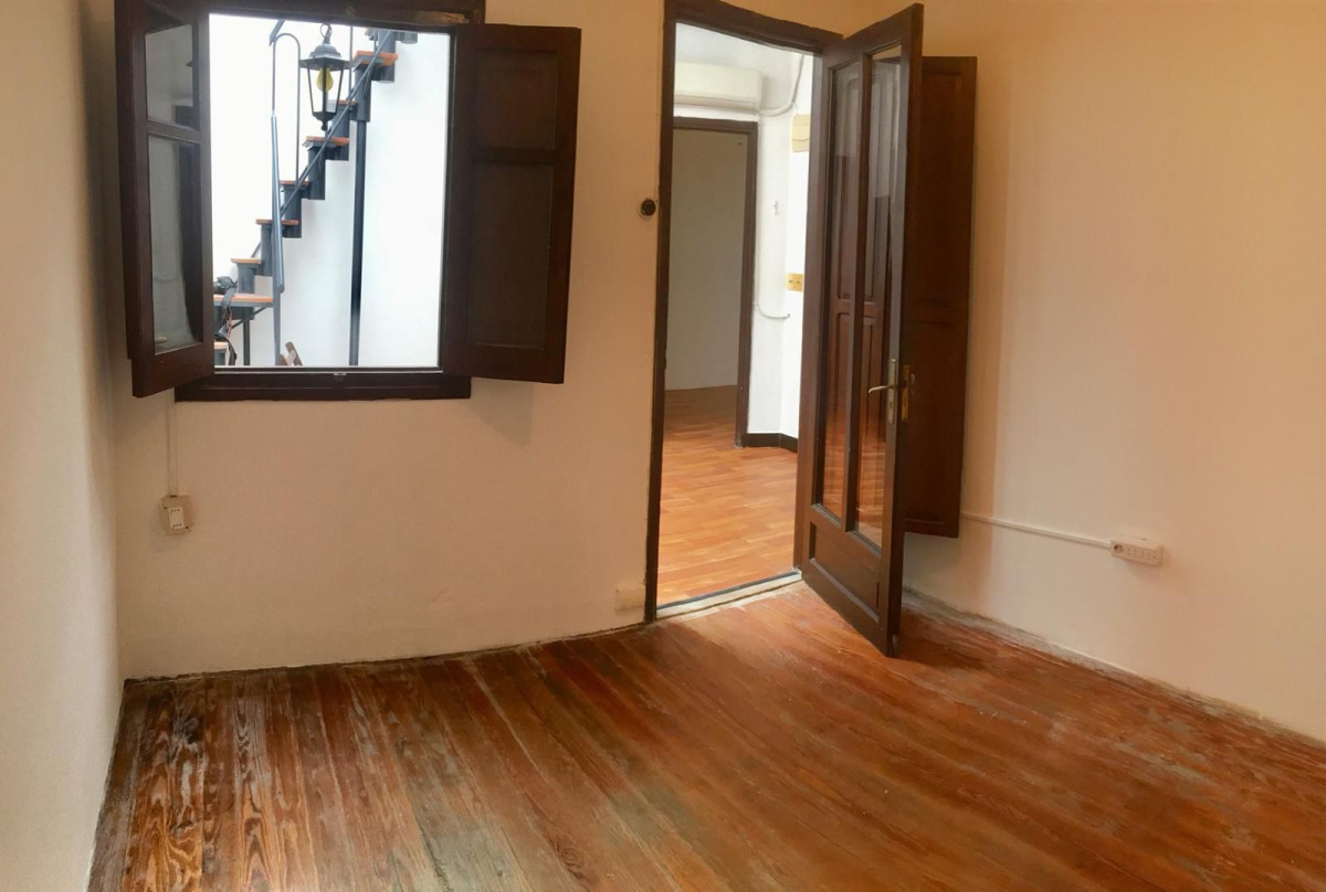 Venta Apartamento tipo casa 3 Dormitorios a reciclar Sin Gastos Comunes En Excelente Ubicación Pocitos