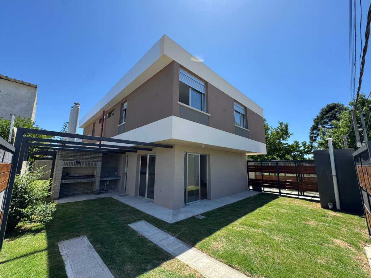 Venta Casa 3 Dormitorios en Ciudad de la Costa - Jardín Privado - Ley de Vivienda Promovida Aptas Banco Cochera Doble Canelones